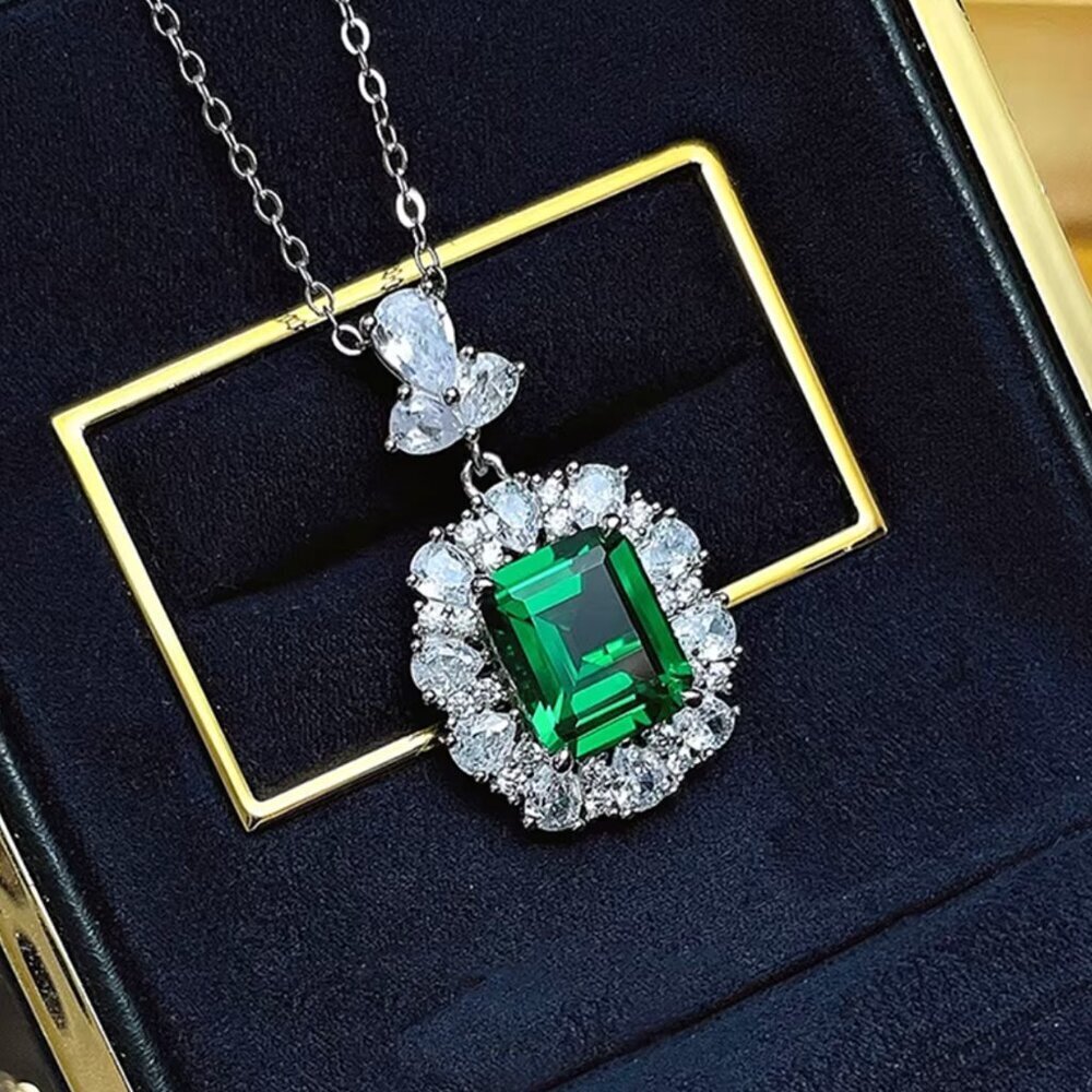 NEW 18k White Gold Diamond Emerald Necklace Statement Necklace Green Gemstone